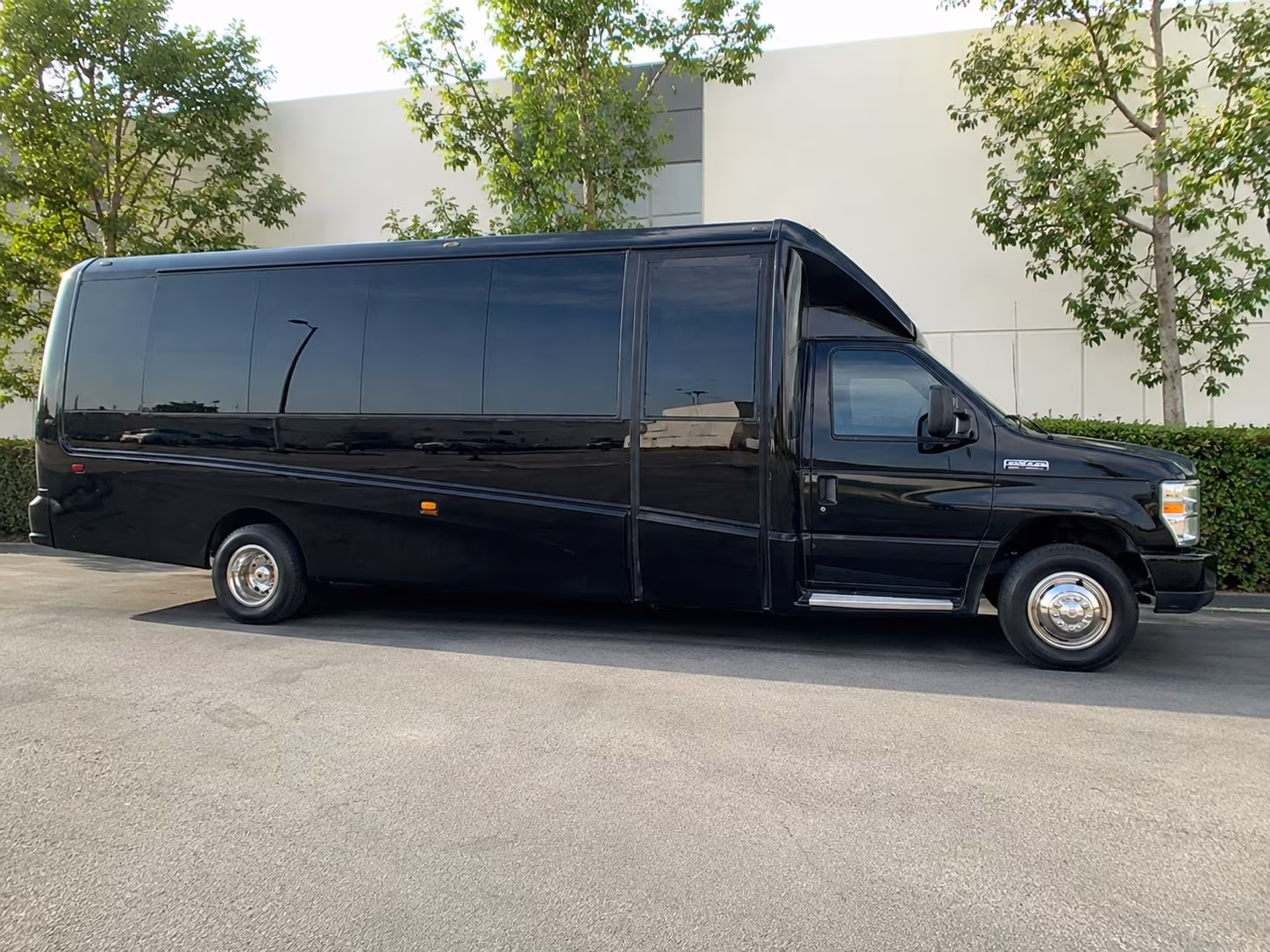 guest shuttles to nauti vine winery and wedding venues around akron